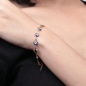 Collier élégant en chaîne dorée avec perles œil de démon bleues et blanches sur mannequin