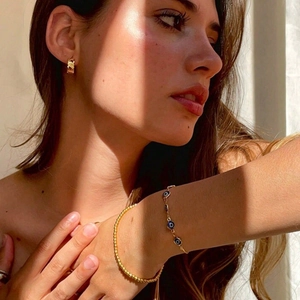 Collier minimaliste en or avec pendentif oeil bleu et chaîne à billes assortie