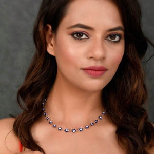 Collier élégant œil porte-bonheur doré avec perles en émail bleu porté par un mannequin