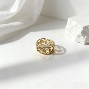 Anillo abierto minimalista de acero inoxidable dorado con patrones de sol calados