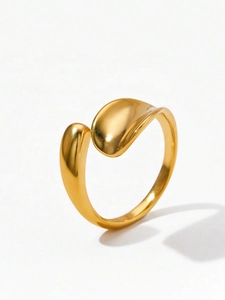 Détail d'une bague ouverte dorée minimaliste aux extrémités polies en forme de goutte d'eau