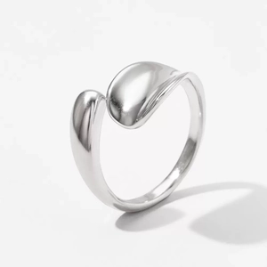 Détail de la bague ouverte en argent poli avec un design organique en forme de goutte d'eau