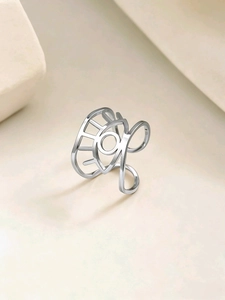 Détail d'une bague réglable argentée avec un motif protecteur œil de démon unique