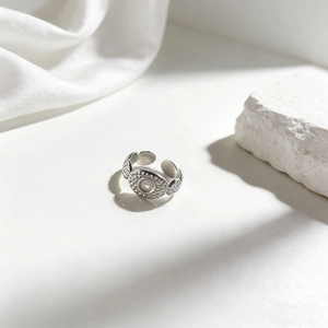 Detalle del anillo ajustable de acero inoxidable plateado con banda texturizada