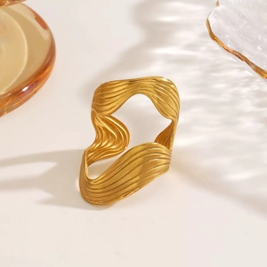 Bague minimaliste en acier inoxydable doré avec textures ondulées brossées uniques