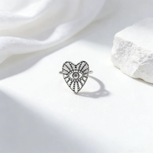 Bague vintage en acier argenté avec design d'œil de démon en forme de cœur sur soie
