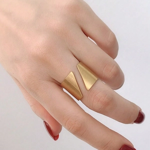 Bague ouverte minimaliste en acier inoxydable plaqué or avec finition géométrique brossée