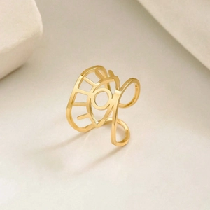 Bague ouverte œil protecteur dorée avec placage PVD sur un support en pierre crème