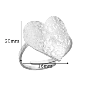 Detalle del anillo de corazón plateado con textura martillada y banda abierta ajustable