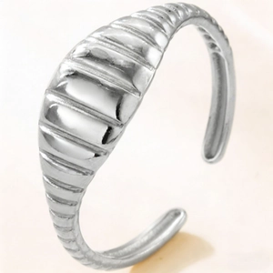 Primer plano de un anillo croissant ajustable plateado con una textura acanalada