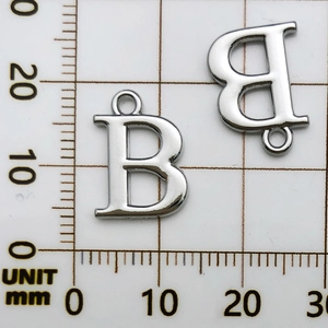 Pendaglio lettera B in metallo argento lucido per collane fai da te e bigiotteria