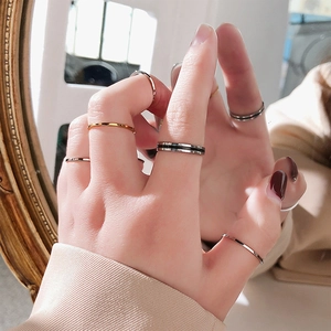Ensemble de bagues minimalistes en acier titane argent et or pour un style superposé