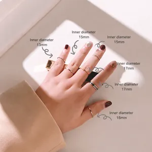 Bagues minimalistes ultra-fines en acier titane argent et or rose portées main