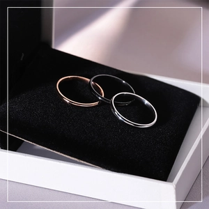 Anillos minimalistas de acero inoxidable pulido en oro rosa, negro y plata para apilar