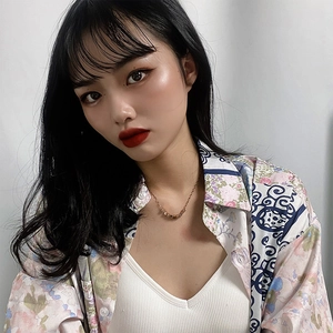 Collier minimaliste avec cubes en or rose porté par un mannequin pour un look élégant