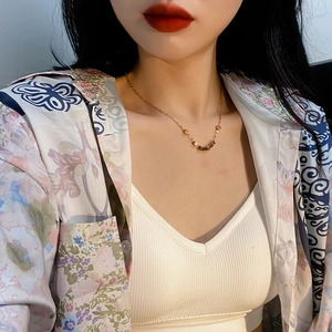 Collier élégant en titane doré avec pendentifs cubes sur une chaîne de clavicule délicate