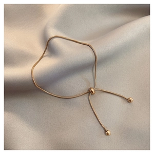 Detalle de pulsera de cadena de serpiente en oro rosa con cierre deslizante ajustable
