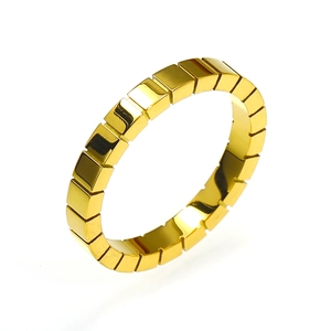 Anillo minimalista de acero de titanio dorado con diseño de cadena de cubo geométrico