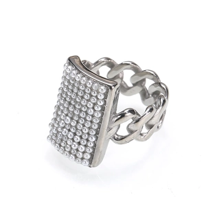 Anello rettangolare in argento con perle incastonate e maglia cubana su sfondo bianco