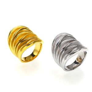 Fashionable wrinkled titanium steel rings in gold and silver with wavy texture