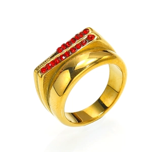 Detailopname van een gouden titanium ring met dubbele rijen rode kristallen op het oppervlak