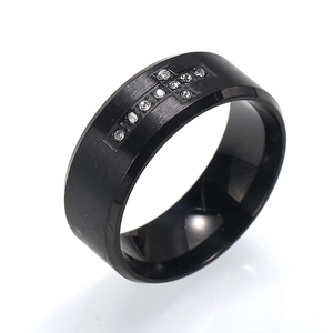 Bague en acier titane noir brossé avec croix sertie de pierres pour hommes et femmes
