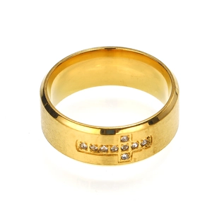 Détail macro de la bague en acier doré avec croix sertie de cristaux et finition brossée