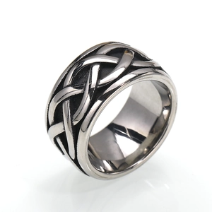 Nahaufnahme des Wikinger-Herrenrings mit gewebtem Muster und vintage Silber-Textur
