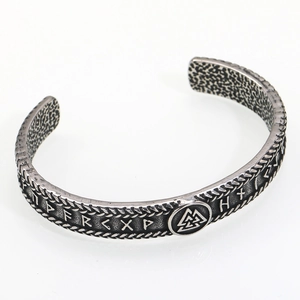Bracciale Viking Valknut in acciaio al titanio con rune norrene e finitura ossidata
