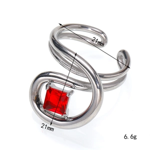 Silberner hohler Spiralring mit quadratischem rotem Edelstein und 18k Vergoldung