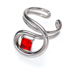 Nahaufnahme eines silbernen Rings mit rotem Zirkonia und geschwungenen Linien