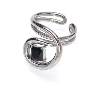 Detail eines silbernen offenen Rings mit Doppelschicht-Spiralen und schwarzem Zirkonia