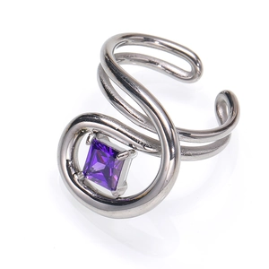 Nahaufnahme des silbernen verstellbaren Rings mit quadratischem violettem Stein