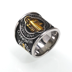 Makrodetail eines Vintage-Edelstahlrings mit religiösen Ikonen und lateinischen Gravuren