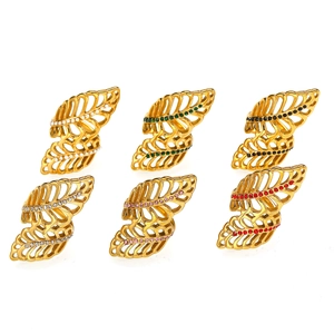 Sechser-Set goldene Hohlblattringe mit bunten Strasssteinen auf weißem Grund