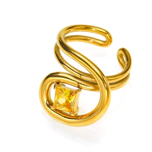Makroaufnahme der 18k vergoldeten Spirale mit gelbem quadratischem Zirkonia-Stein