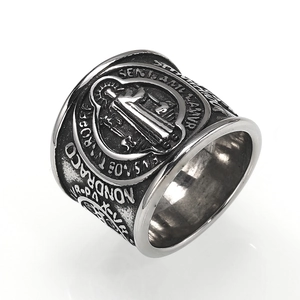 Detailaufnahme des Vintage-Benediktus-Rings mit geprägten religiösen Symbolen und Finish