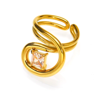 Detailaufnahme des goldenen Spiralrings mit quadratischem Zirkon und 18k Goldauflage