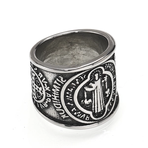 Makroansicht des Vintage-St.-Benedikt-Rings mit religiösem Relief und schwarzer Emaillierung