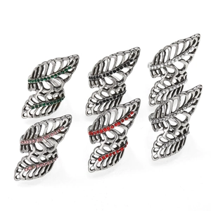 Vintage-Ring-Set mit hohlen Blättern und bunten Strasssteinen in antikem Silber
