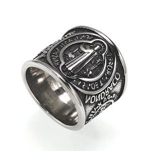 Nahaufnahme des Vintage-Edelstahlrings mit St. Benedikt Kreuz-Relief und Gravurdetails