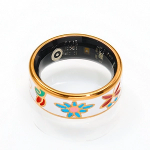 Bague connectée avec motif floral en émail montrant les capteurs internes de santé