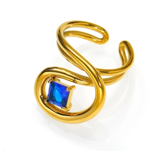 Detail von 18k vergoldetem Spiralring mit quadratischem blauem Zirkonia-Stein