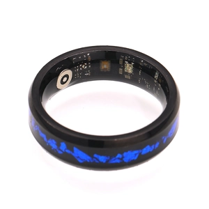 Bague connectée avec texture cristal bleu et circuits électroniques PCB visibles