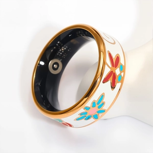 Bague intelligente avec métal doré, émail floral et capteurs de santé intégrés