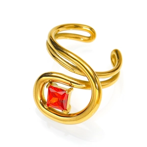 Makroansicht des goldenen S-förmigen Spiralrings mit quadratischem rotem Zirkonstein