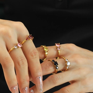 Verfijnde 18k vergulde titanium ringenset met drie sprankelende gekleurde zirkoniasteentjes