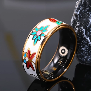 Bague connectée avec émail blanc à motifs floraux et finitions en métal doré de luxe