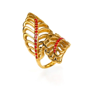 Detailansicht eines goldenen hohlen Blattrings mit eingelegten roten Kristallen im Design