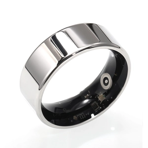 Macro-opname van KR2 smart ring sensoren en microchip-circuits op een witte achtergrond